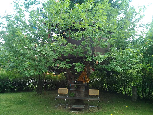 Täytyyhän Tupulla, Hupulla ja Lupulla pihatammessa oma maja olla!